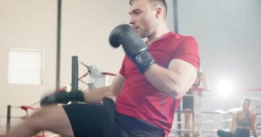 Adamın biri ringe çıkıp antrenman için kum torbasını yumrukluyor. Kopya alanı. Sporcu, antrenman, dövüş, güç, dayanıklılık, motivasyon, fitness