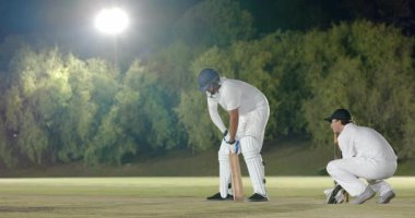 Erkek vurucu, koşan bowling topuyla karşı karşıya. Saha dışına doğru koşuyor. Sonra da tek atış ve silme eldiveni için koşuyor. Atletizm, takım çalışması, aksiyon, rekabet, açık hava, spor, dayanıklılık