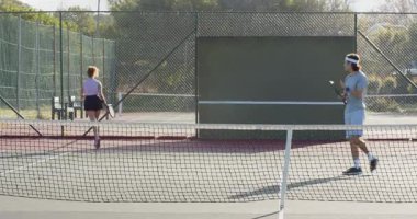 Voleybol oynayan bir kadın olarak, çeşitli tenis oyuncuları kortta antrenman yapıyor. Performans, atletizm, takım çalışması, açık hava, canlı, antrenman, rekabetçi