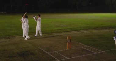 Çeşitli takımlar kale üstüne kütük kutluyor, vurucu gidiyor, saha oyuncuları konuşuyor, kopyalama alanı var. Sporcular, takım çalışması, rekabetçi, açık hava, spor, fitness, muzaffer