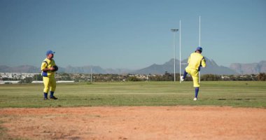 Beyzbol topu yakalamak iki beyzbol oyuncusunun saha çimlerine deri eldivenlerle vurmasına yol açtı. Atletizm, takım çalışması, açık hava, sportmenlik, rekabet, aktif, canlı