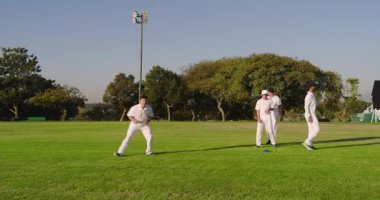 Topu ekran dışına atarak çeşitli saha oyuncularını sahada mavi külahta koşturup yakalamaya yolluyorlar. Eğitim, çeviklik, sportmenlik, takım çalışması, açık hava, atletizm, rekabet