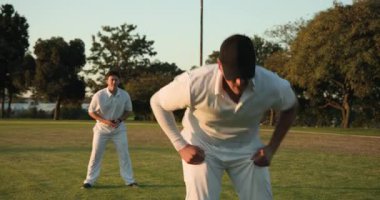 Eldivenli erkek kaleci topu fırlatıyor ve sahada beşlik çakışmasını kutluyor. Sporcular, sportmenlik, takım çalışması, açık hava, eğlence, atletizm, performans