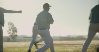 Koçun işaret ettiği erkek takım arkadaşları ayak hareketlerini geliştirmek için kozalakların etrafında koşuyorlar. Eğitim, takım çalışması, çeviklik, spor, motivasyon, açık hava, odaklanma