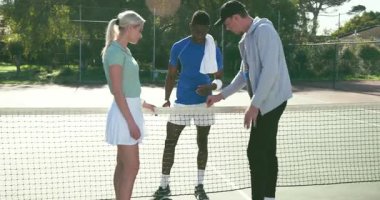 Çeşitli tenis üçlüleri, kalede makas oynayarak terli havlu taşıyarak sahada servis yapmaya karar veriyor. Sporcular, takım çalışması, günlük, atletik, rekabet, arkadaşlık, açık hava