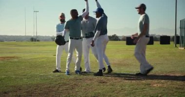 Farklı erkek beyzbol takımlarının saha dışında eldivenlerle toplanmasını tamamlamak. Kutlama, takım çalışması, atletizm, açık hava, zafer, yoldaşlık, dinamik