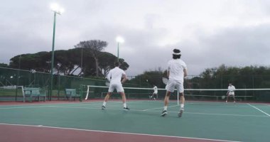 Maç sayısı için sahne ışıkları altında Asyalı bir adamın top sektirerek saha kenarında miting yapması. Spor, rekabet, takım çalışması, fitness, açık hava, dinamik, aktif