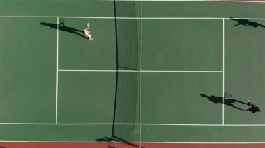 Çeşitli tenis oyuncuları topa vuruyor, kortta servis yapıyor, voleybol oynayan atıcılar galibiyet puanı kazanıyor, el sıkışıyor. Aktif spor, rekabet, takım çalışması, açık hava eğlencesi, atletizm, yoldaşlık, dinamik