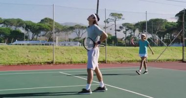 Çeşitli çiftler, raketlerle sahada biten maçlardan sonra el sıkışıyor. Sporcular, takım çalışması, yoldaşlık, açık hava, spor, rekabet, birlik