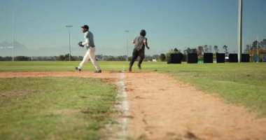 İlk kalede top yakalayan futbolcu erkek oyuncunun topu atması takımla yakalamayı kutluyor. Sporcular, yoldaşlık, dinamik, açık hava, aksiyon, zafer, spor