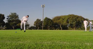 Yetişkin erkek atlet spor sahasında koniler arasında atlama talimi yapıyor. Atletizm, antrenman, spor, spor, çeviklik