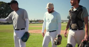 Açılış vuruşundan sonra sahada eldivenli ve vitesli erkek beyzbol takımı arkadaşları yürüyordu. Sporcular, takım çalışması, yoldaşlık, günlük, açık hava, sportmenlik, boş zaman