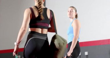 Spor salonuna atlama halatları taşıyan bir boks antrenmanı grubu, ring hazırlama antrenmanında beşlik çakma koçu. Fitness, takım çalışması, motivasyon, eğitim, spor, yoldaşlık, güç