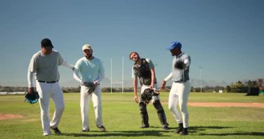 Çeşitli erkek beysbol takımları oyuncuların saha dışına çıkmalarına yardım ediyor, teçhizatla. Takım oluşturma, yoldaşlık, sportmenlik, iyileşme, motivasyon, açık hava, enerjik