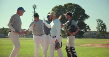 Yakalayıcıya yaklaşmak, erkek beyzbol takımının tümsek kaldırma eldivenlerinin ve şapkaların yanında kutlama yapmasına yol açıyor. Sporcular, takım çalışması, zafer, yoldaşlık, açık hava, spor, birlik