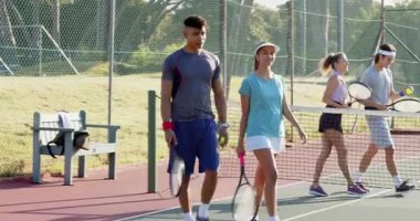 Ağ atmak, farklı arkadaşlar raket üzerinde topları dengelemek sonra da tenis kortunda antrenman yapmak. Spor, arkadaşlık, açık hava, etkinlik, takım çalışması, fitness, eğlence