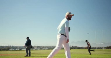 Çekici beyzbol eldiveni, son sınıf erkek atıcı atış yapmak için tümseğe çıkıyor, ıskalamayı kutluyor. Spor, rekabet, zafer, takım, açık hava, atletizm, eğlence