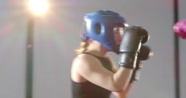 Duruşu ayarlamak, kadın partnerlerin başlık eldiveni takıp birbirlerine yumruk atmalarını sağlamak. Atletik, güç, kararlılık, eğitim, fitness, savaş, disiplin