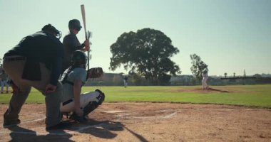 Topu aldıktan sonra, erkek oyuncular sahada beysbol eldiveni, sopa, kopyalama uzayı ile atış döngüsünü tamamlıyorlar. Atletizm, spor, rekabet, aksiyon, açık hava, dinamik, takım çalışması