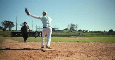 Yer topundan, beysbol sahasındaki adamı harekete geçiren, koşucuyu dışarı çıkmaya zorlayan, vurucu içeri girer. Atletizm, spor, rekabet, takım çalışması, açık hava, aktivite, enerji