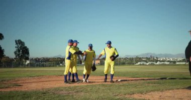 Kauçuk tümseğine ulaşıyor, erkek takım arkadaşları ve beyzbol sahasında hakemlik eldivenleri, kutlama için. Atletizm, takım çalışması, yoldaşlık, açık hava, spor, eğlence, yarışma