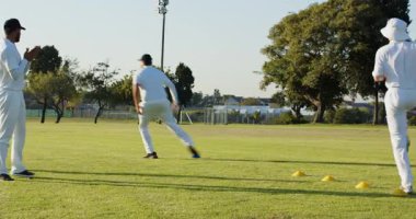 Beyaz üniformalı erkek stajyere el çırpmak çeviklik için yerdeki konileri dokumak. Atletik, antrenman, spor, dayanıklılık, dayanıklılık, açık hava, dinamik