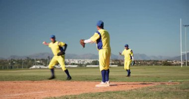 Başlangıç talimi, üç erkek takım arkadaşının eldiven takıp elmas üzerinde atış yapmalarına neden oluyor. Atletizm, takım çalışması, yetenek geliştirme, açık hava, rekabet, ilerleme, eğitim