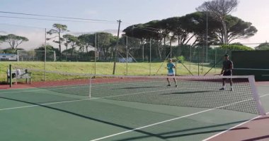 Tenis topu fırlatmak, Asyalı kadın ve erkek partner dost maçı için ağda voleybol oynuyorlar. Atletik, rekabetçi, enerjik, açık hava, çeviklik, takım çalışması, aktif