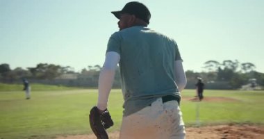 Birinci kaleye koşan koşucu, sahada eldiven çarpan takım arkadaşıyla atış yapıyor. Atletizm, takım çalışması, spor, aksiyon, rekabetçi, açık hava, spor