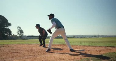 Beyaz erkek birinci kaleci yakalanıyor ve İspanyol atlet sahaya geri dönüyor. Atletizm, rekabet, spor, zafer, aksiyon, açık hava, canlı