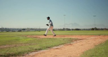 Zemin topuna tepki veren erkek birinci kaleci topu sahaya fırlatıyor, takımla kutluyor. Atletizm, takım çalışması, zafer, spor, rekabet, açık hava, hareket