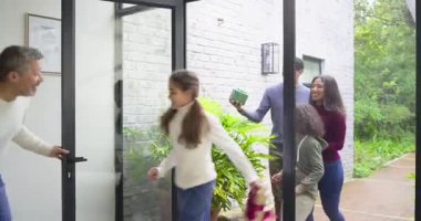 Sundurmada kıdemli bir adam kapıyı açıyor. Çocukları karşılıyor. Büyükbabaları kucaklıyor, onlara hediyeler veriyor. Aile, kutlama, sıcaklık, birliktelik, konukseverlik, nesiller boyu açık hava.