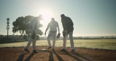 Kıdemli beyaz koç, çeşitli oyuncuların birinci kaleye ayak basmasına rehberlik ediyor. Atletizm, takım çalışması, akıl hocalığı, eğitim, sportmenlik, açık hava, canlı