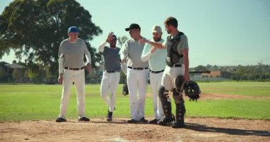 Çeşitli erkek takım arkadaşları beşlik çakıyor ve beyzbol sahasından yakalayıcı kaskıyla uzaklaşıyorlar. Sporcular, yoldaşlık, takım çalışması, açık hava, enerjik, zafer, gündelik