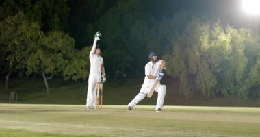 Çeşitli takım arkadaşları, kalecinin top atarken sopa kenarını yakalaması sonrasında geceleri çekiciliğe başvuruyor. Atletik, takım, rekabetçi, aksiyon, yoğunluk, açık hava, hareket