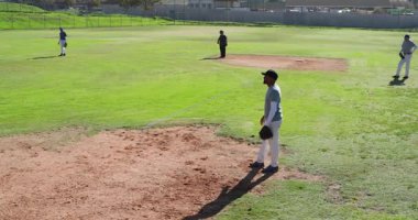 Atışa tepki veriyor, birinci kaleci topu ilk kalede yakalayıp dışarı kaydediyor, anlaşıldı. Eylem, spor, atletizm, takım çalışması, açık hava, rekabetçi, canlı