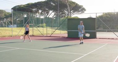 Asyalı arkadaşlarla top oynamak, servis yapmak, voleybol oynamak, raketlerle sert kortta beşlik çakmak. Spor, takım çalışması, antrenman, açık hava, aktif, fitness, yarışma