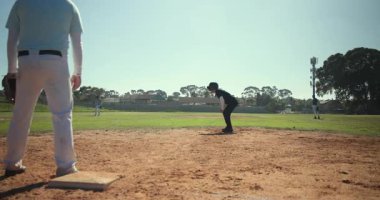 Atış atışına tepki gösteren yetişkin erkek koşucu, gençlik sahasında ilk kalede yer değiştiriyor, ikinciyi çalıyor. Atletizm, rekabet, hareket, kararlılık, stratejik, açık hava, spor