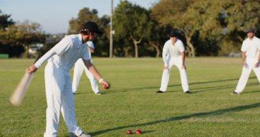 Kriket topunu kriket oyuncusuyla fırlatmak takım arkadaşlarının sahada koşup fotokopi çekmesine neden oluyor. Kriket, takım çalışması, sportmenlik, atletizm, açık hava, rekabet, antrenman