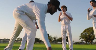 İçme suyundan sonra, çeşitli takım arkadaşları sopayı kapıp, sahada yeni bir sayfa açmak için adım atıyorlar. Atletik, takım çalışması, aktivite, açık hava, canlı, rekabetçi, boş zaman