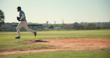 Atışa tepki veriyor, erkek beyzbol oyuncusu sahada topu yakalıyor, sonra da kutlama grubuna önderlik ediyor. Sporcular, takım çalışması, zafer, açık hava, dinamik, spor, dostluk