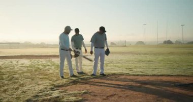 Güneşin doğuşu çeşitli beyzbol takımlarının sahaya çıkıp eldiven planlama atışlarını göstermesine yol açtı. Sporcular, takım çalışması, işbirliği, motivasyon, strateji, açık hava, sportmenlik