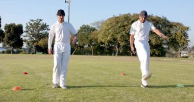 Kırmızı-yeşil koni tatbikatı ile form düzelten Hintli atlet rehberlik partnerini işaret ediyor. Spor, antrenman, spor, takım çalışması, koçluk, çeviklik, açık hava