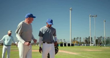 Devre bitiminden sonra, kıdemli antrenör ve oyuncu sahada motivasyon, selam şapkaları ve eldivenler ile yürüyor. Akıl hocalığı, takım çalışması, atletizm, disiplin, liderlik, dostluk, motivasyon