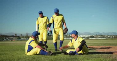 Dış saha oyuncuları sahaya yaklaşıyor, çeşitli erkek takım arkadaşları yardım ediyor, eldiven tutuyor. Atletizm, takım çalışması, açık hava, amatör, sportif, yoldaşlık, eğlence