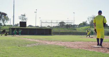 Vurucu sahaya bağlanıyor, atıcı sarı üniformalı, saha içinde dünyalıyı kovalıyor, kopyalama alanı. Atletizm, takım çalışması, sportmenlik, açık hava, canlı, rekabetçi, disiplin