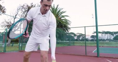 Raket üzerinde dengeli top, erkek oyuncu dışarıda servis ve ralli yaparken yarım voleybol antrenmanı yapıyor. Atletik, spor, eğitim, aktif, eğlence, açık hava, rekabetçi