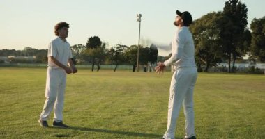 Kriket topunu atmak, farklı takım arkadaşları, saha dışında keskin yakalama yetenekleri geliştirmek. Sporcular, takım çalışması, açık hava, atletizm, antrenman, eğlence, dinamik