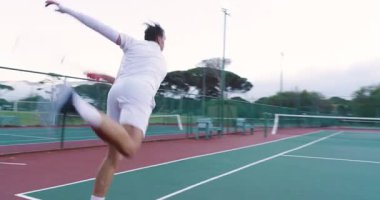 Servisten önce zıplayan top, çeşitli erkek takım arkadaşları yeşil sahada top ile yumruk yumruğa çarpışıyor. Atletik, takım çalışması, açık hava, canlı, rekabetçi, iletişim, fitness