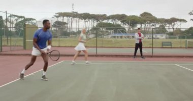 Açık havada voleybol antrenmanı yapan çeşitli tenis partnerleri var. Atletizm, takım çalışması, açık hava, spor, egzersiz, aktif, fitness